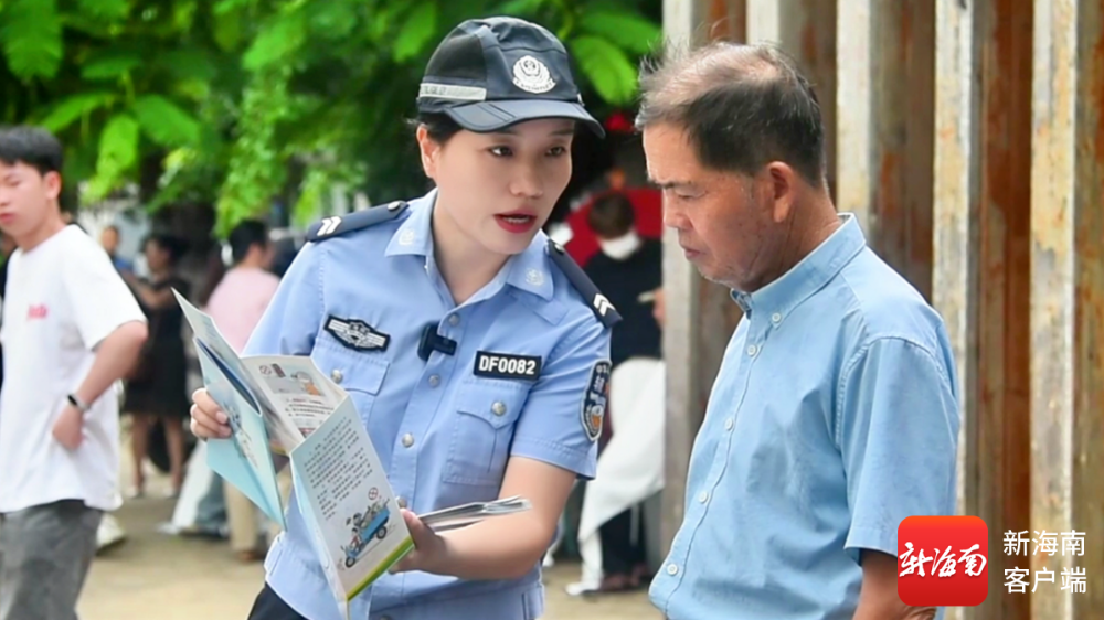 东方公安“摆摊”设点宣传 让“安全知识”入万家心坎